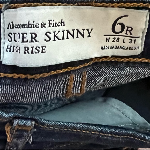Abercrombie Jeans. Size 6 (fits like size 4.) Stretchy Blue Skinny Jeans. - Picture 3 of 3